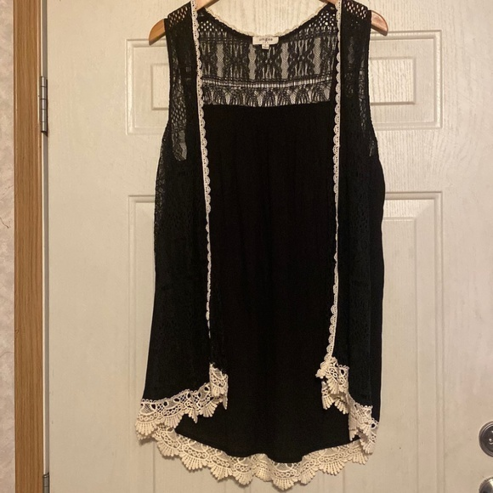 Umgee Sleeveless Lace Vest‎